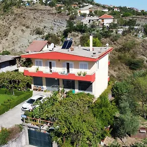 Guesthousemantho Pensión Gjirokastër